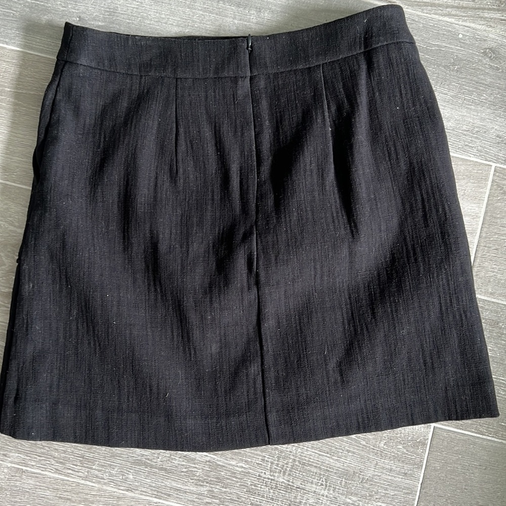 Black 18” lined skirt w/cute pocket trim detail - Picture 3 of 8